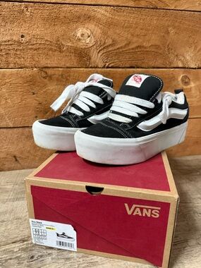 Women’s Platform Vans 7.5